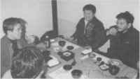 [Hiroyuki Yamaga (middle), Takami Akai (left) and Hideaki Anno (right) eating at a restaurant and discussing Yasuhiro Takeda & Gainax with unnamed interview (Yasuhiro Kamimura?), c 200025ya? —Editor]